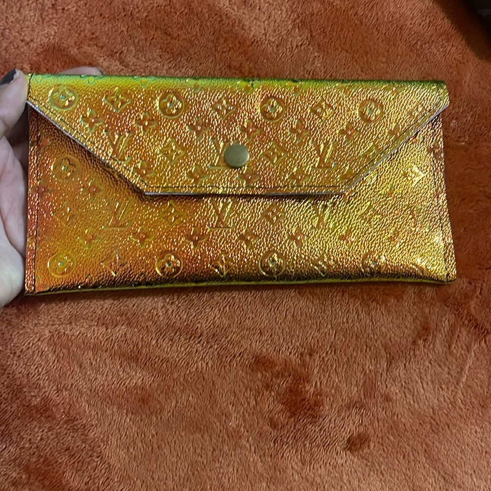 Holographic envelope pouch